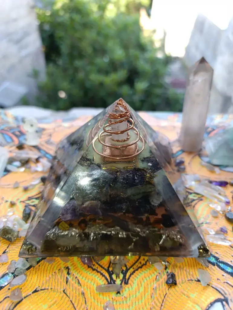 🌀Pyramide Khéops de cristaux mystiques fluorescent a 8 côté 🌀