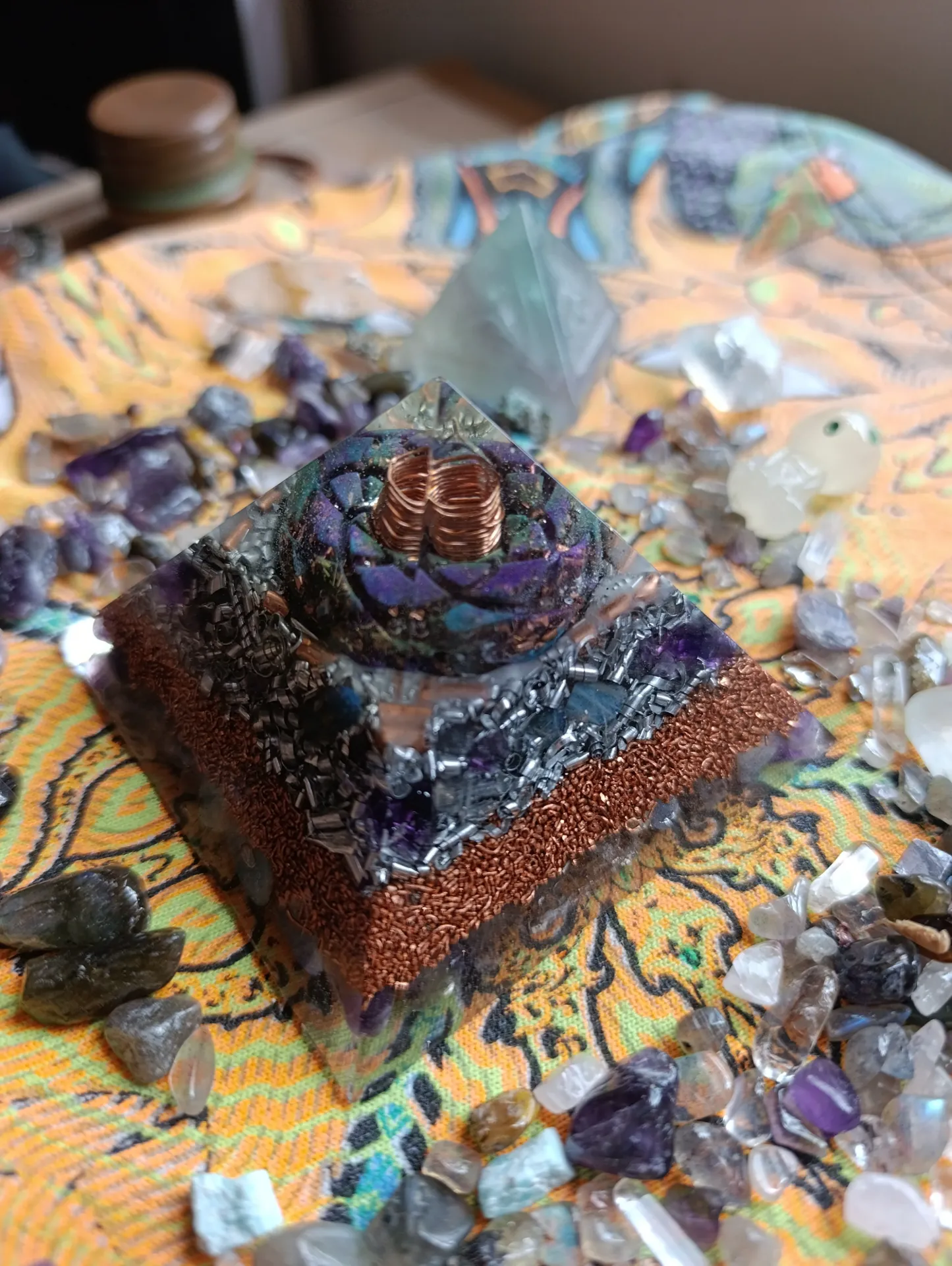 🌌 Mini Pyramide Orgonite "Ascension alchimique" : Torus & Triskelion 🌀